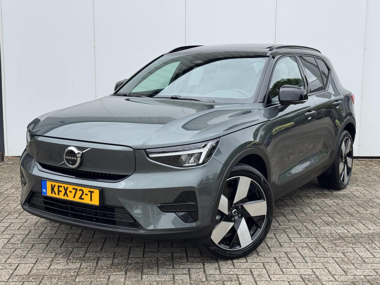 Volvo EX40 - Extended Range Plus in de kleur Forest Lake - AutoWereld.nl