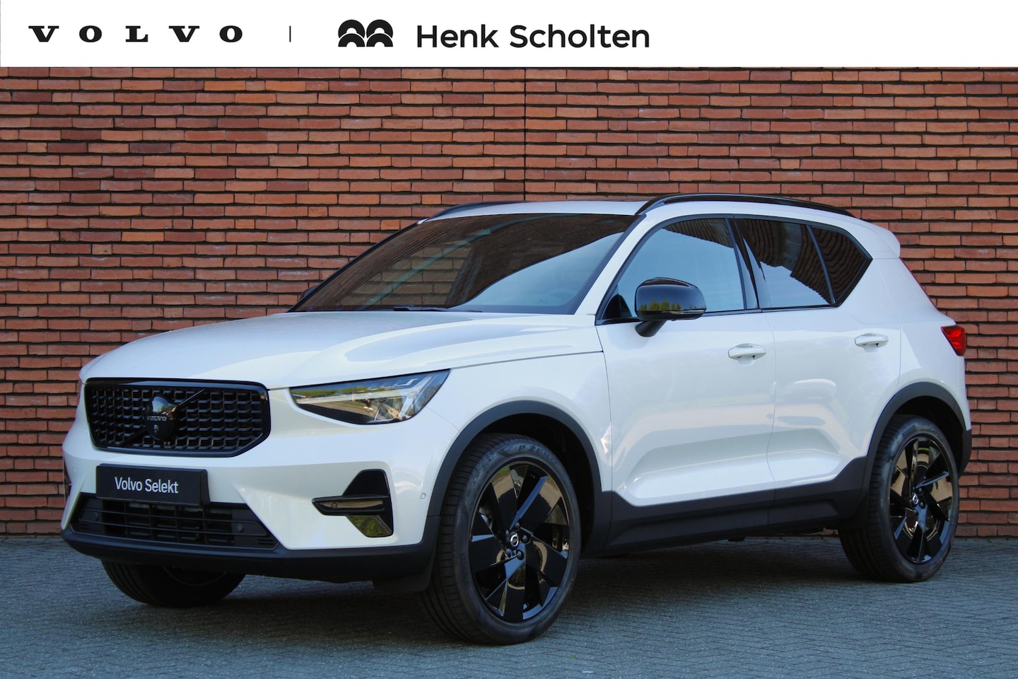 Volvo XC40 - B4 Plus Black Edition | Panoramisch schuif-/ kanteldak | Trekhaak, inklapbaar | Stoel-/ st - AutoWereld.nl