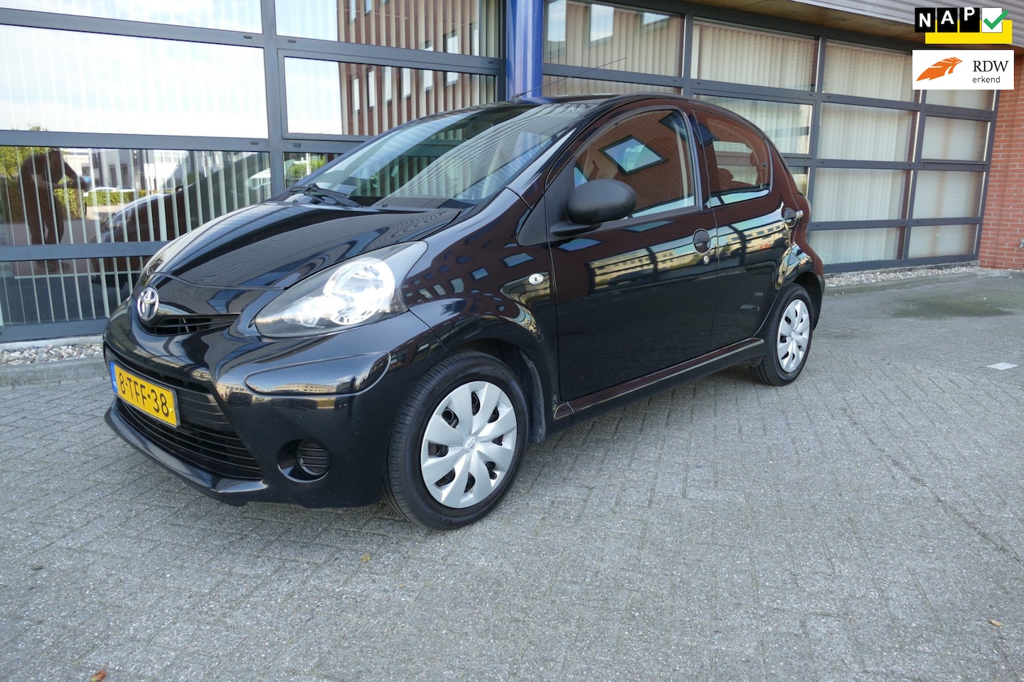 Toyota Aygo - 1.0 VVT-i Now 5Drs Airco Apk 24-08-2027 Stuurbekr - AutoWereld.nl