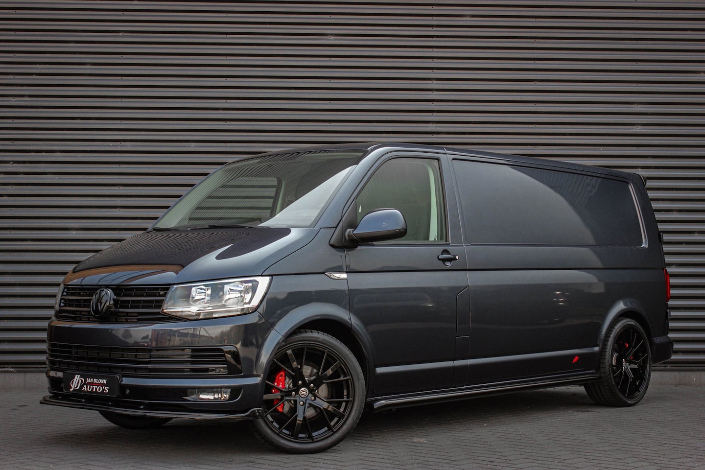 Volkswagen Transporter - 2.0 TDI L2H1 150PK JB-EDITION / PDC / VERLAGINGSVEREN / LEDEREN BEKLEDING / FULL / APPLE C - AutoWereld.nl