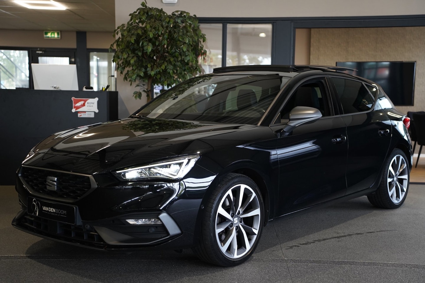 SEAT Leon - 1.5 eTSI FR 150PK DSG Pano Beats Led Cam Navi Virtual ACC Trekhaak - AutoWereld.nl