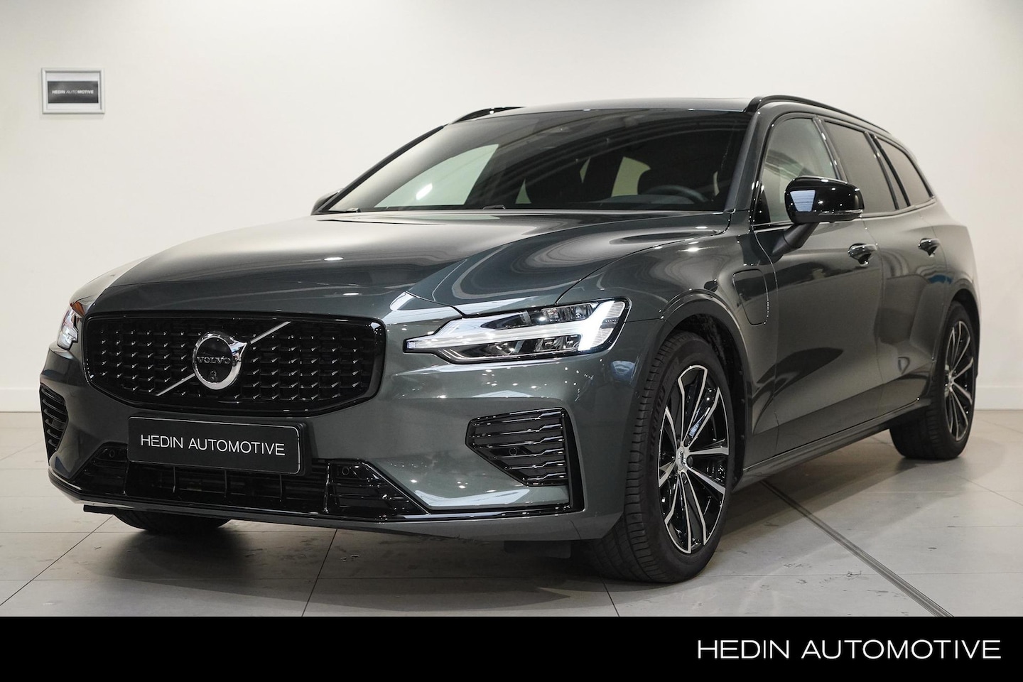 Volvo V60 - T8 Plug-in hybrid AWD Ultra Dark 455pk | Lederen Sportstoelen | Panoramadak | Harman/Kardo - AutoWereld.nl