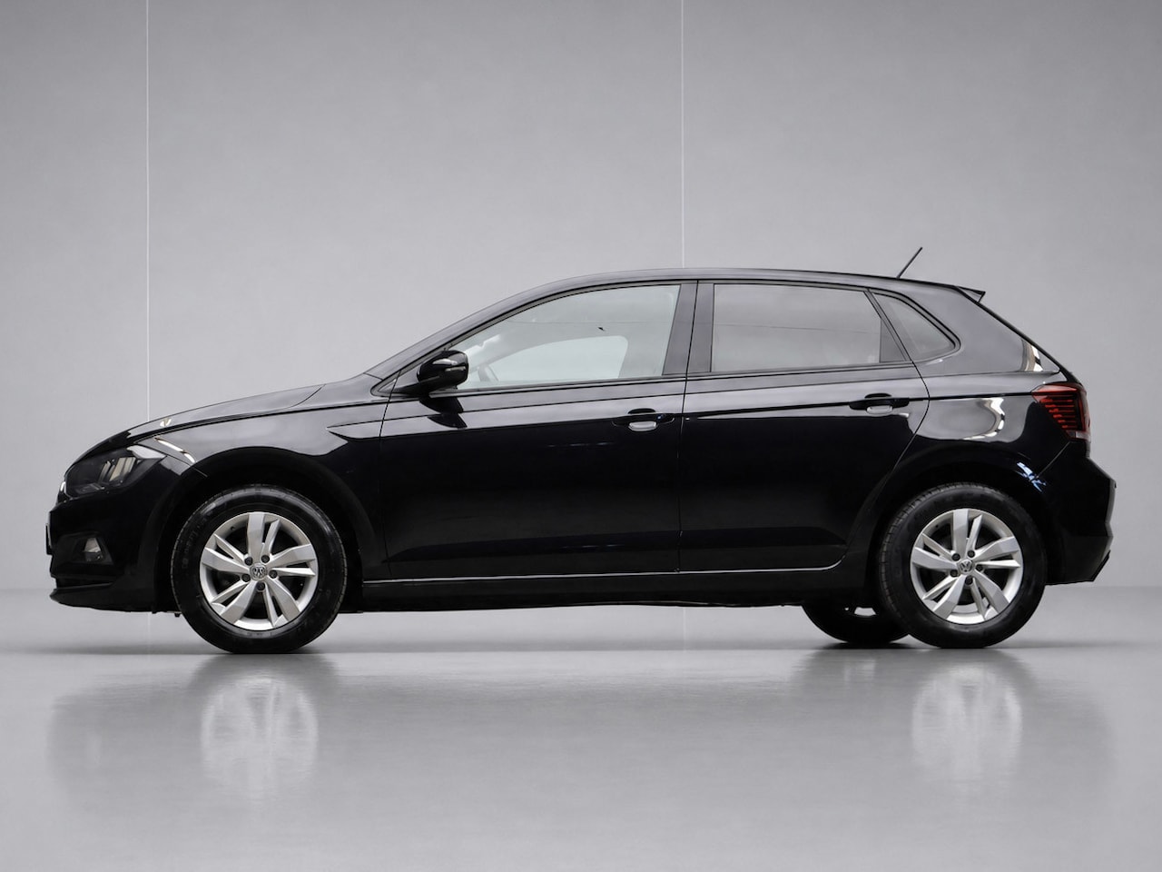 Volkswagen Polo - 1.0 TSI Beats Sport (APPLE CARPLAY,GROOT NAVI,PDC,CLIMATE,CRUISE,LED,GETINT,SPORTSTOELEN,L - AutoWereld.nl