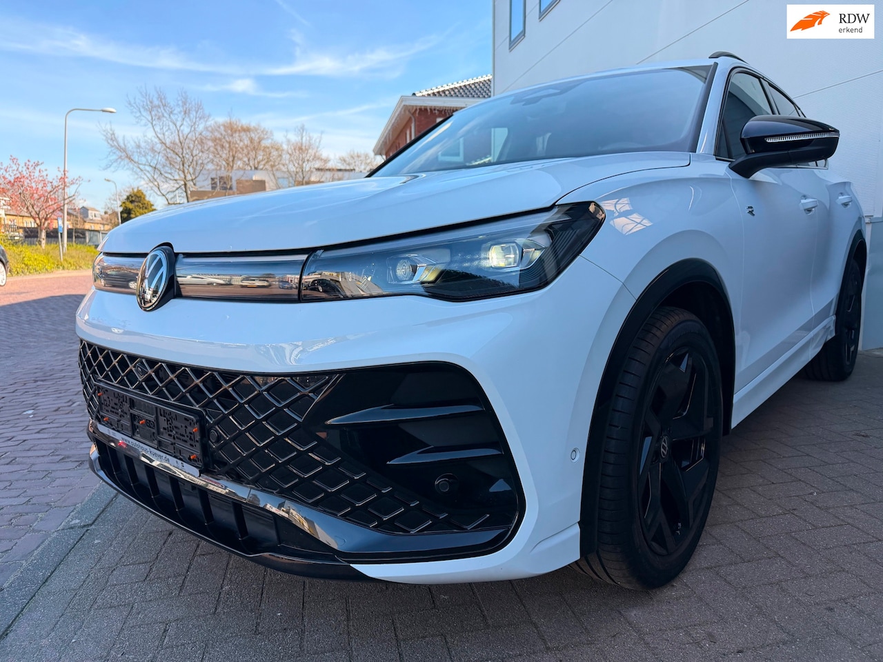 Volkswagen Tiguan - 2.0 TDI| R-Line/Pano/Massage/360 Camera/IQ/ACC/AHK/Kardon/Vol Optie - AutoWereld.nl