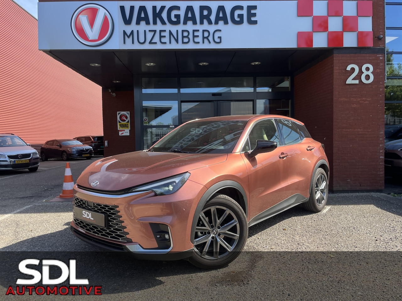Lexus LBX - 1.5 Elegant 2WD // ADAPT. CRUISE // KEYLESS // LEDER // DODEHOEK // CAMERA+SENSOREN // STU - AutoWereld.nl