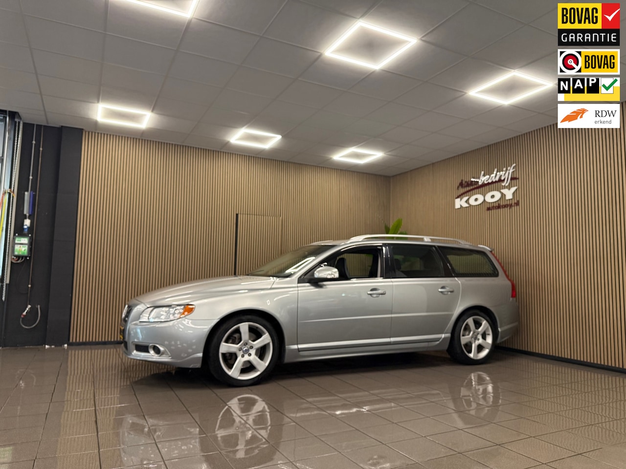 Volvo V70 - 2.0T R-Edition * Trekhaak / Leder / Navigatie / Cruise control / LM Velgen * - AutoWereld.nl