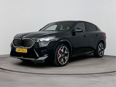 BMW iX2 - eDrive20 M Sport / Panoramadak / Sportstoelen / Adaptieve LED / M Adaptief onderstel / Hea