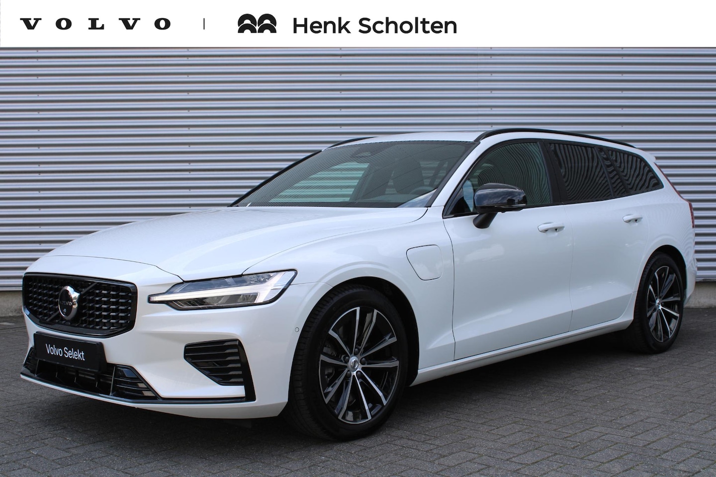 Volvo V60 - T8 Plug-in hybrid AWD Plus Dark | Trekhaak | Panoramadak | Verwarmbare voorstoelen, achter - AutoWereld.nl