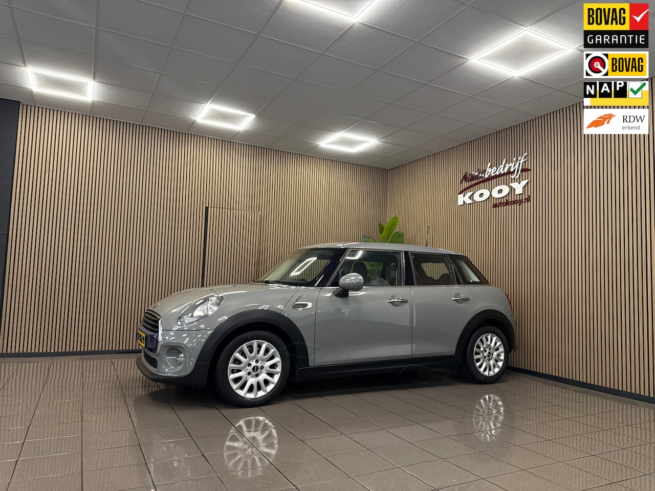 MINI 5-Deurs - 1.5 Cooper Business * Leder / Navigatie / Cruise control / LM Velgen / NL Auto * - AutoWereld.nl