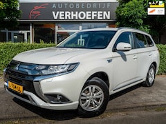 Mitsubishi Outlander - 2.4 PHEV Pure | PARKEERCAMERA | TREKHAAK | STOELVERWARMING | XENON | CRUISE / CLIMATE | XE