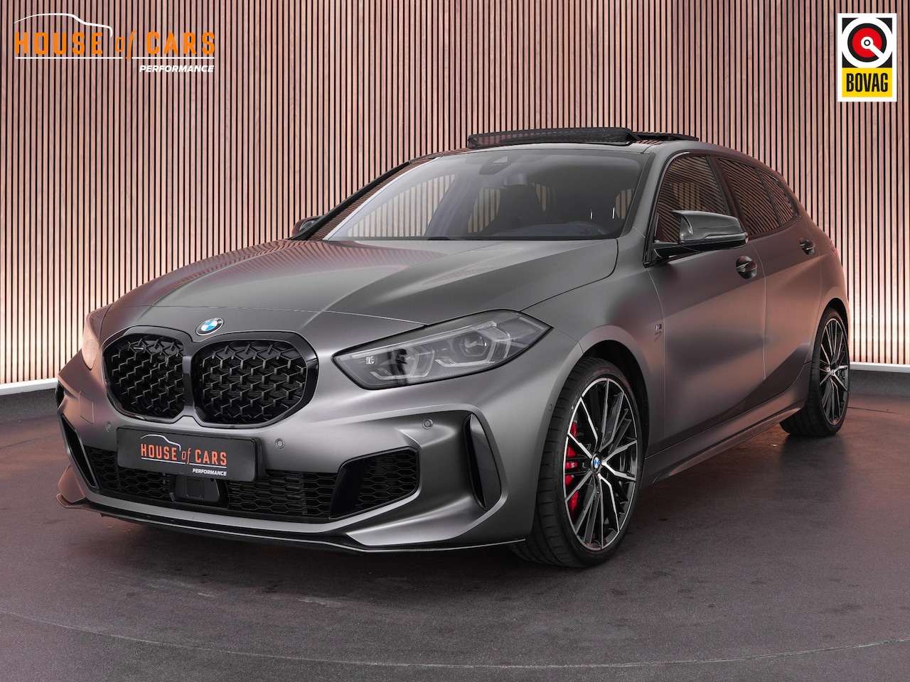 BMW 1-serie - M135i 306pk xDrive |M-sportpakket pro|pano|Harman&Kardon|head-up|Apple Carplay|parkeercamr - AutoWereld.nl