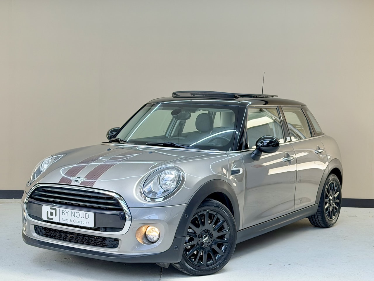 MINI 5-Deurs - 1.5 Cooper, 136Pk, 2016, 2de eigenaar, Panoramadak, Sportstoelen, Climate control, Navigat - AutoWereld.nl