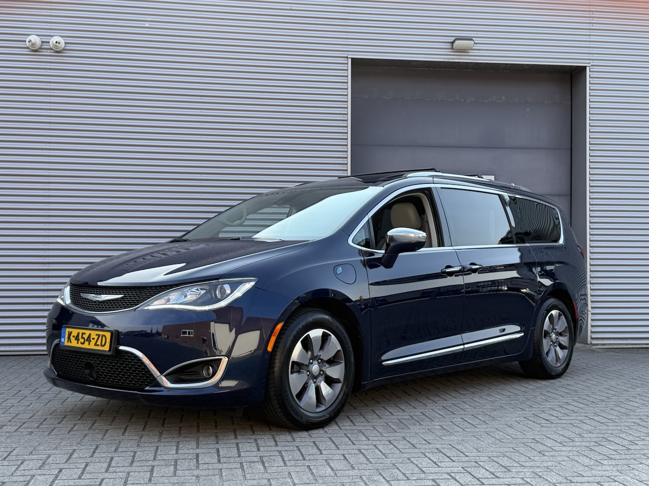 Chrysler Pacifica - 3.6 V6 Hybrid I PHEV I Aut. I 7 Pers. I Pano.dak I Leder I Carplay - AutoWereld.nl