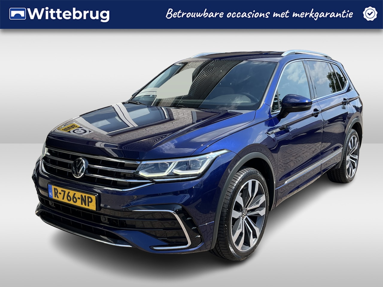 Volkswagen Tiguan Allspace - 1.5 TSI R-Line 7p. / 7 PERSOONS/ AUTOMAAT/ 2X R-LINE/ DIGITAL DASH/ CRUISE/ NAVI/ APP-CONN - AutoWereld.nl