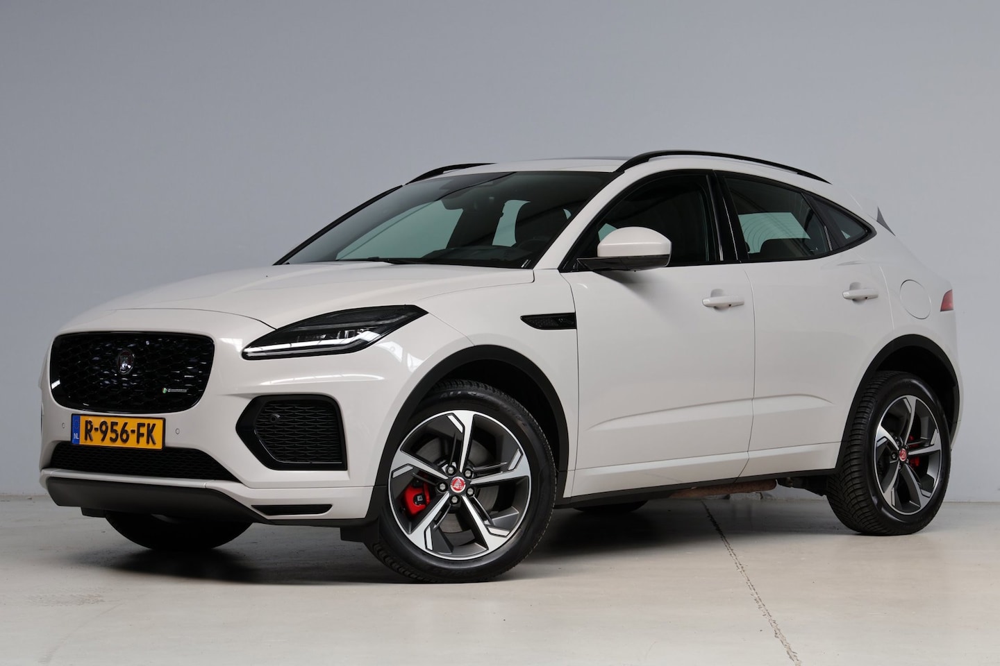 Jaguar E-Pace - 1.5 P300e AWD R-Dynamic HSE Black Optiek | panoramadak | head-up | adap. cruise | camera | - AutoWereld.nl