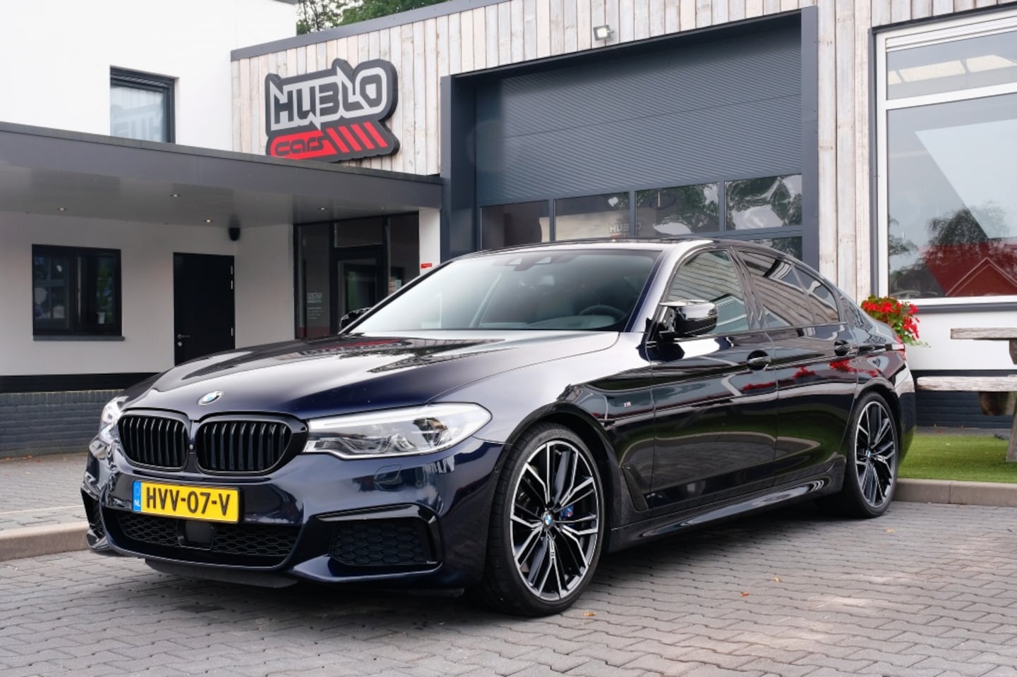 BMW 5-serie - M550i xDrive M-Sport , Comfortstoelen, Pano, H&K, HUD - AutoWereld.nl
