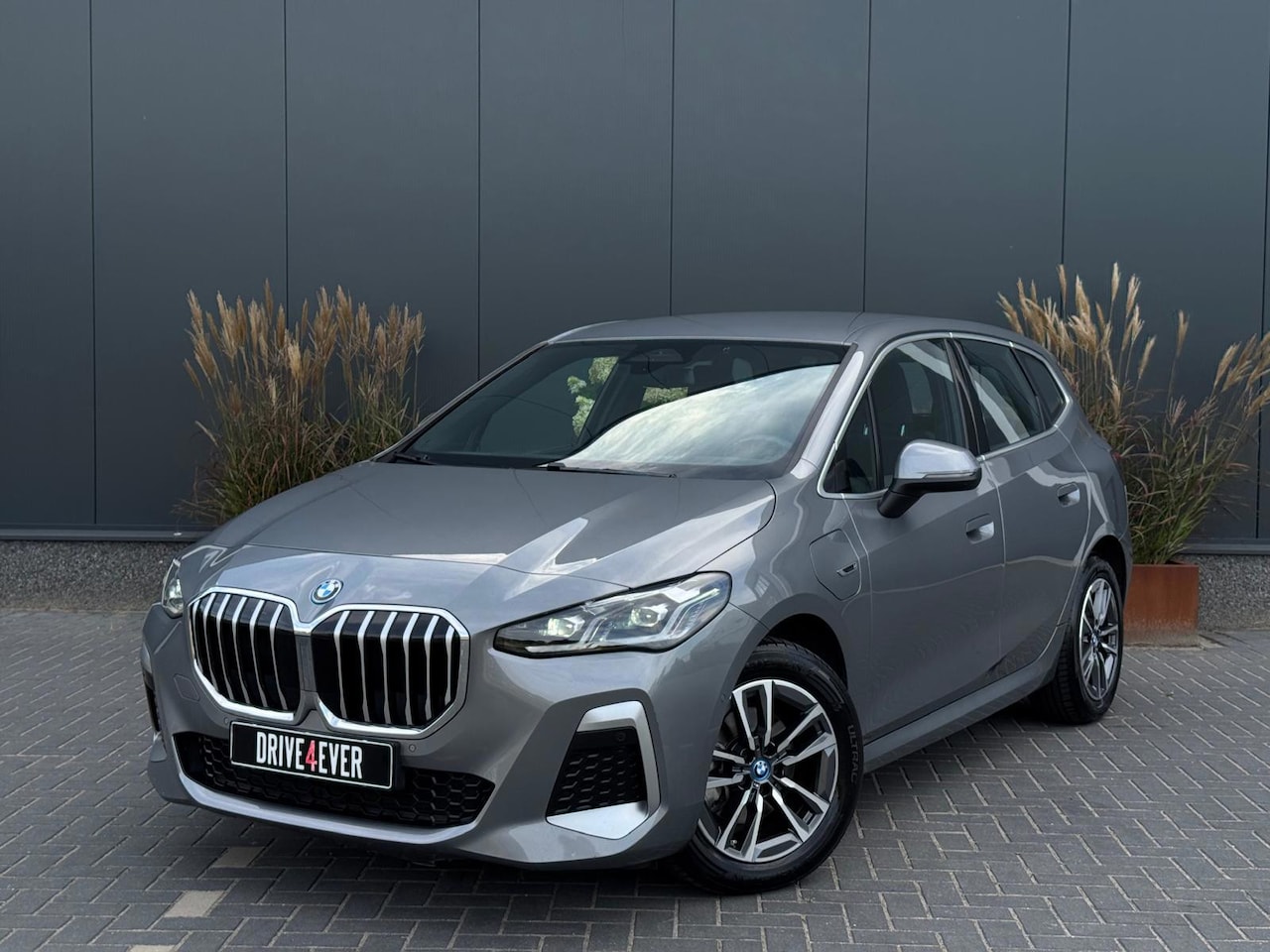 BMW 2-serie Active Tourer - 225e xDrive M PACK M24 LEDER|NAVI|LED|CR CONTROL|CAMERA - AutoWereld.nl