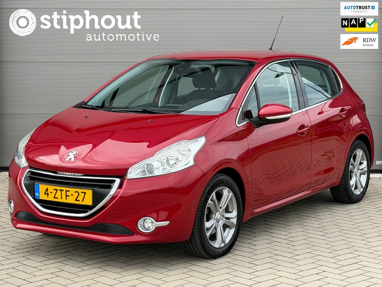 Peugeot 208 - 1.2 PureTech Allure | Dealer ond. | Distr. verv. | Trekhaak | Navigatie - AutoWereld.nl
