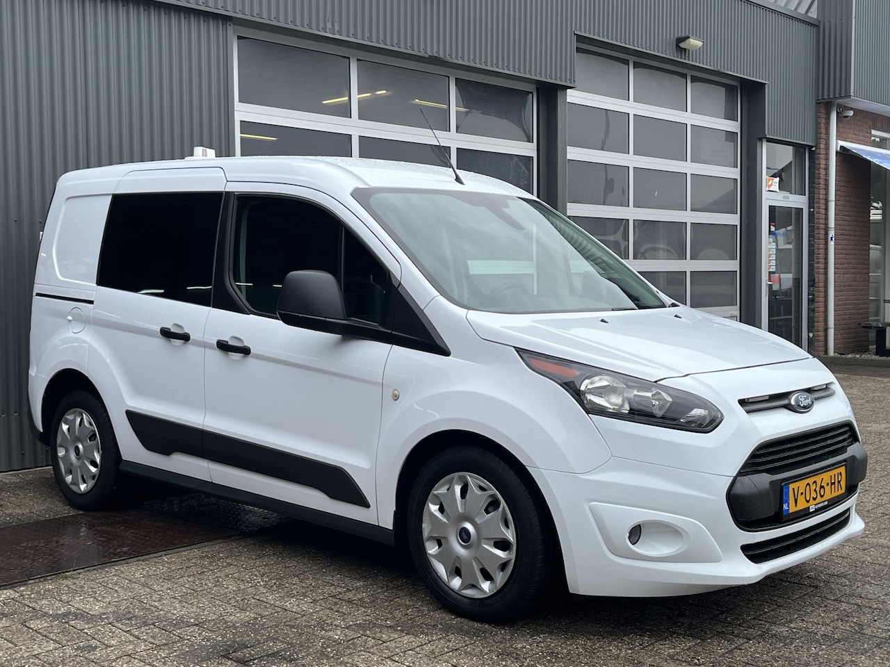 Ford Transit Connect - 1.0 Benzine Btw vrij Airco 3-Persoons Kastinrichting Trekhaak 1200kg Parkeersensoren achte - AutoWereld.nl