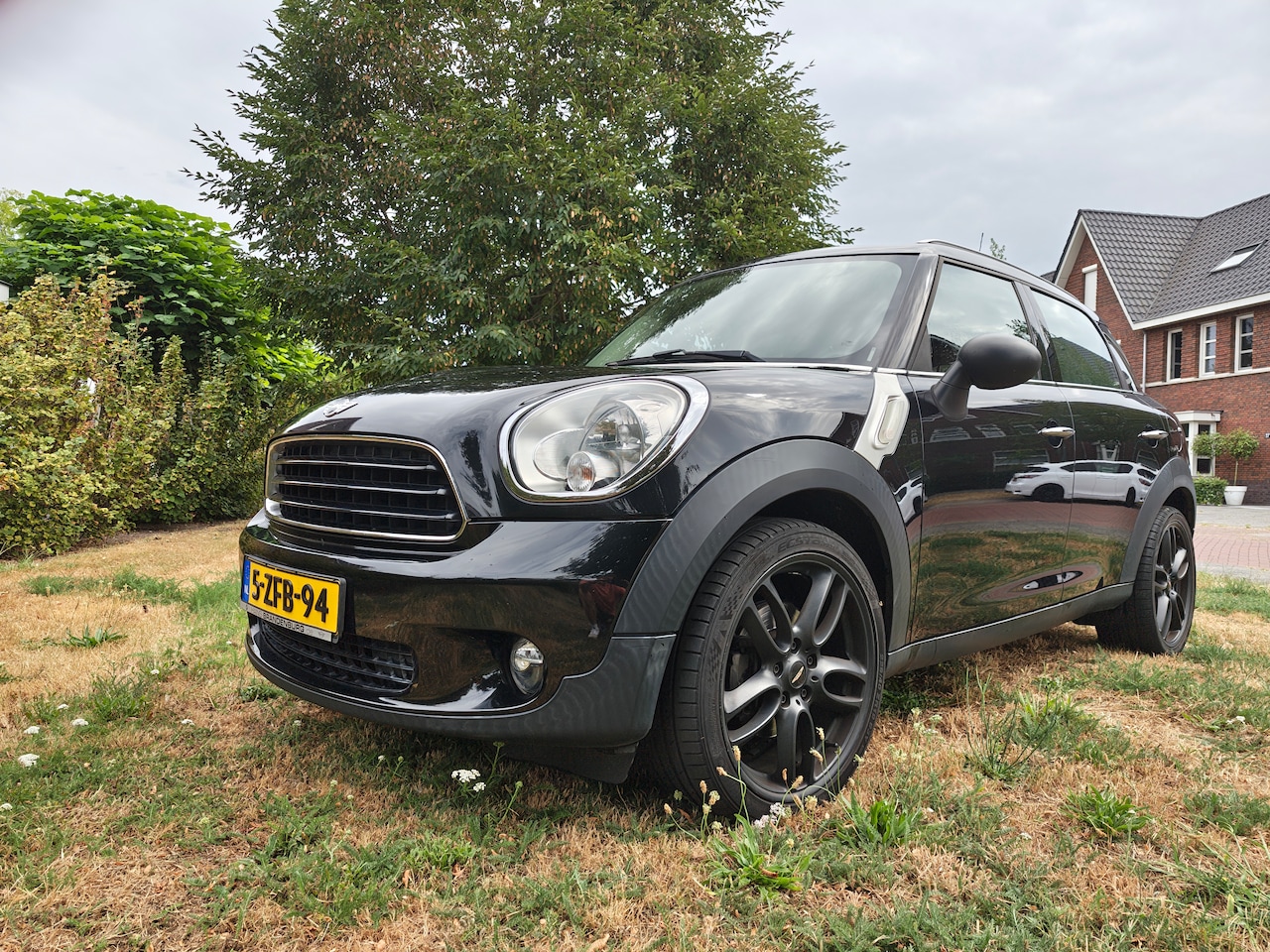 MINI Countryman - 1.6 One Salt Geheel in zwart uitgevoerd. Zwart met zwarte velgen - AutoWereld.nl