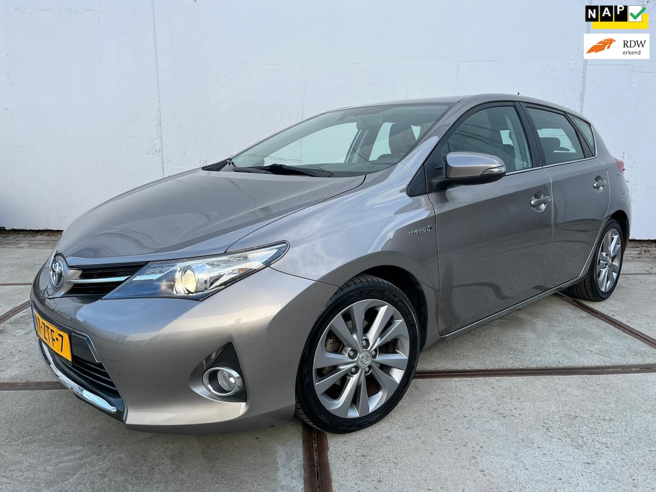 Toyota Auris - 1.8 Hybrid Dynamic 5drs - camera - clima - cruise control - bluetooth - trekhaak - NAP - d - AutoWereld.nl