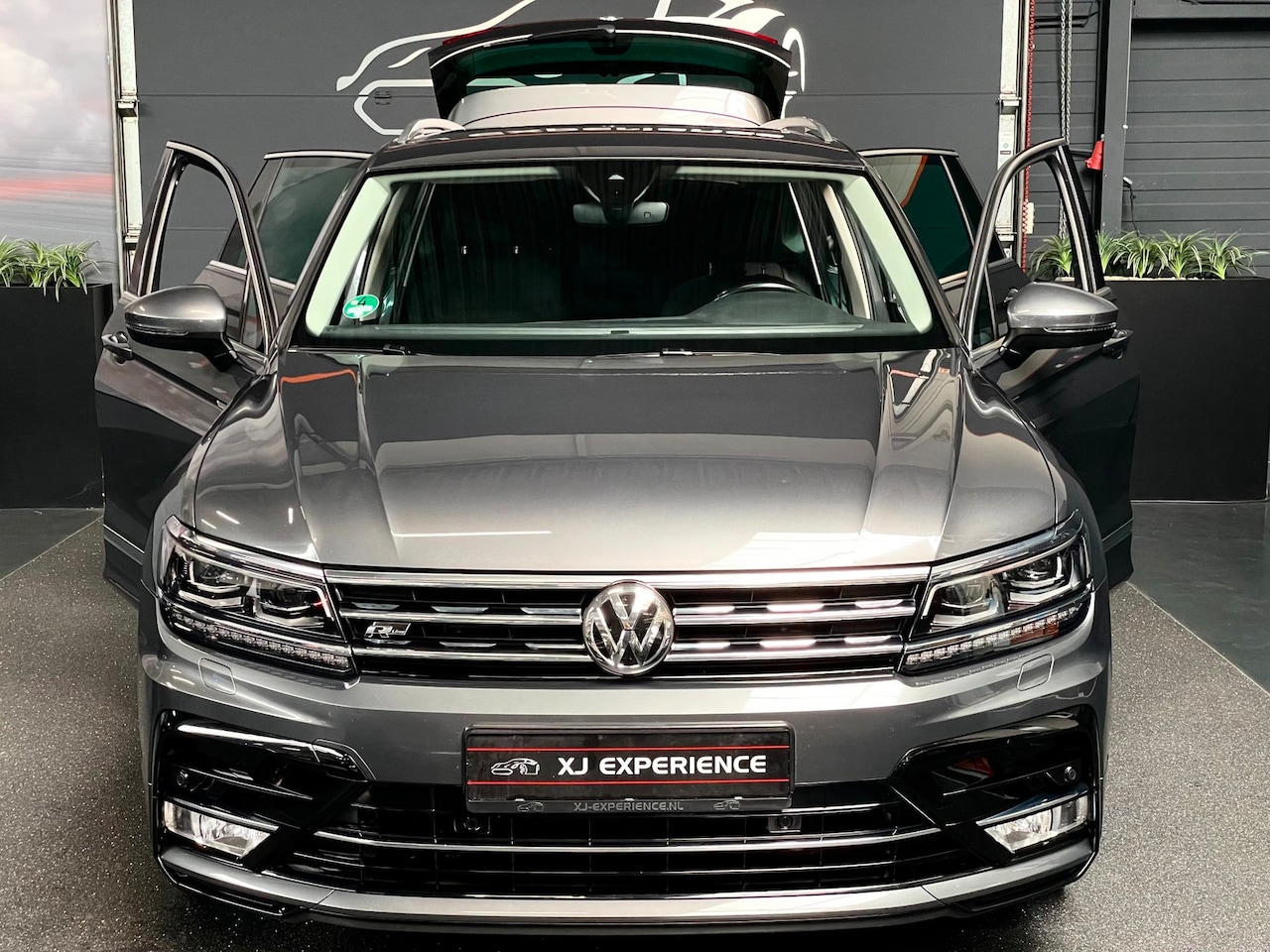 Volkswagen Tiguan - 2.0 TSI 4Motion Highline R-LINE 180 PK NAVI TREKH LED - AutoWereld.nl