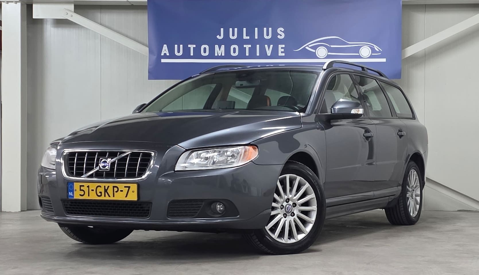Volvo V70 - 2.5T Momentum Dealer Onderhouden Leer Trekhaak PDC Elektr. Kofferbak Mooi! - AutoWereld.nl