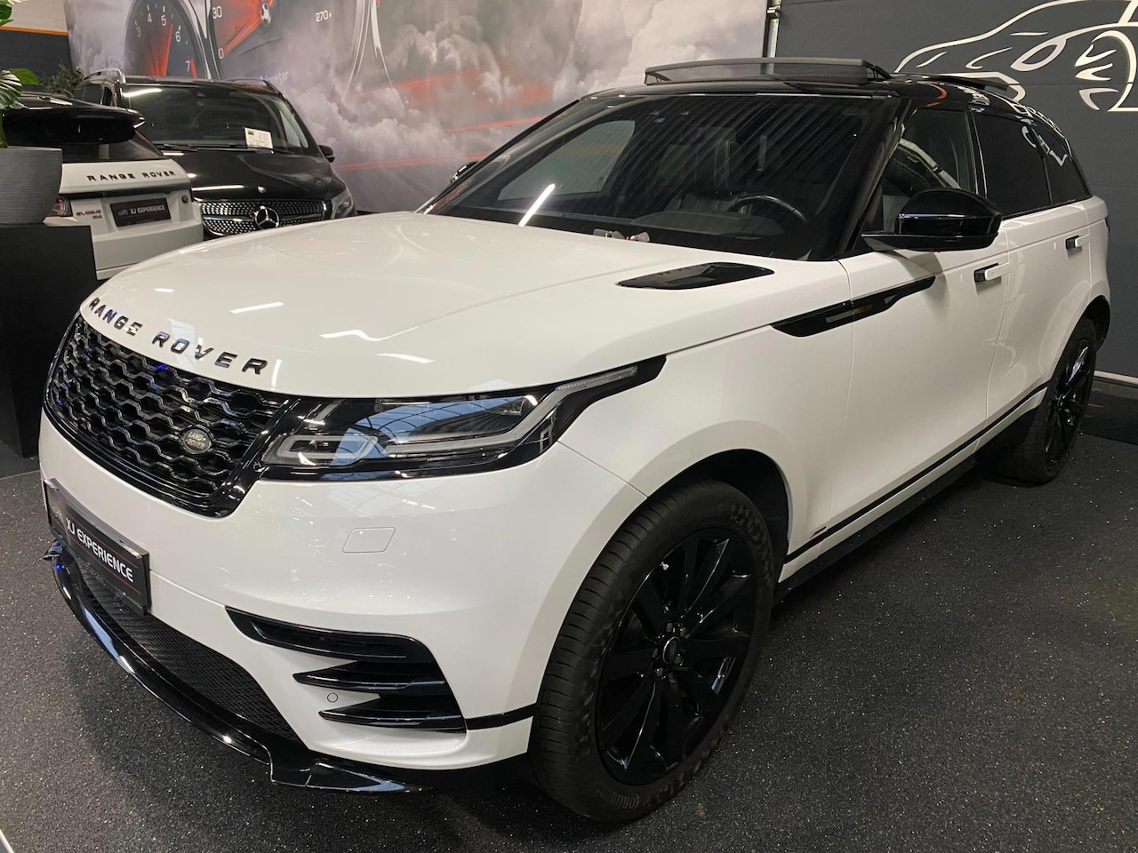 Land Rover Range Rover Velar - 2.0 AWD HSE R-Dynamic PANO 241 PK Massage Leder - AutoWereld.nl