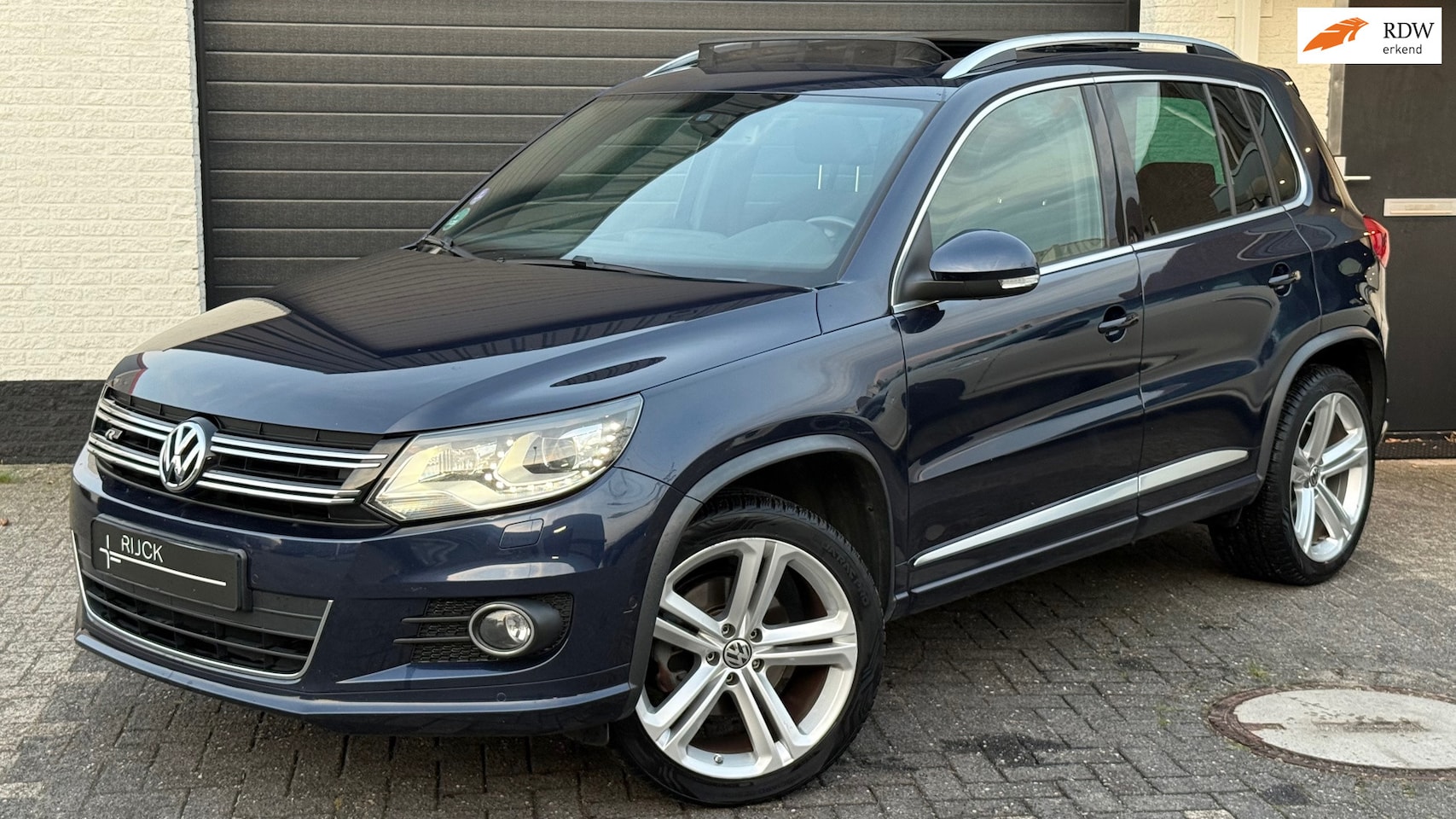 Volkswagen Tiguan - 1.4 TSI R-Line | Pano | Xenon | Navi | Stoelverw. | PDC | Trekhaak | DSG - AutoWereld.nl