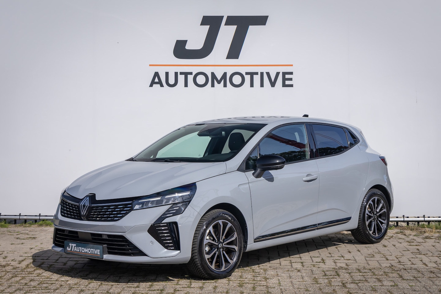 Renault Clio - E-TECH HYBRID 1.6 ETFH 145 techno Stoelverwarming | 360 camera | half ledere bekleding | v - AutoWereld.nl
