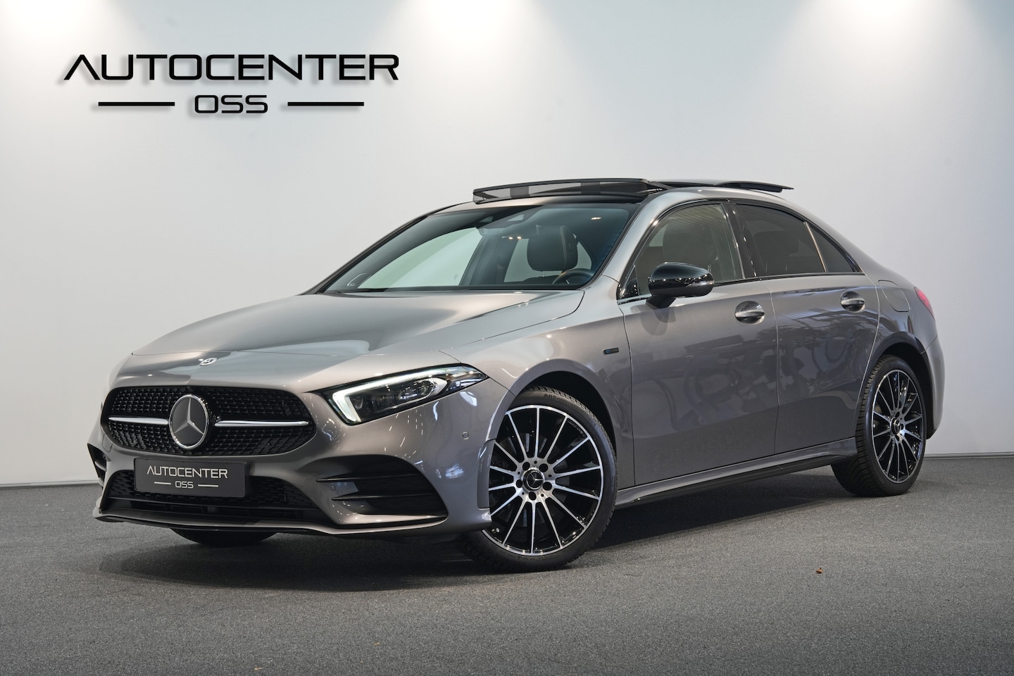 Mercedes-Benz A-klasse - 250 e AMG Limousine ✅ PANO ✅ ADAP.CRUISE ✅ 360 CAM ✅ BURMESTER ✅ 19" LMV - AutoWereld.nl