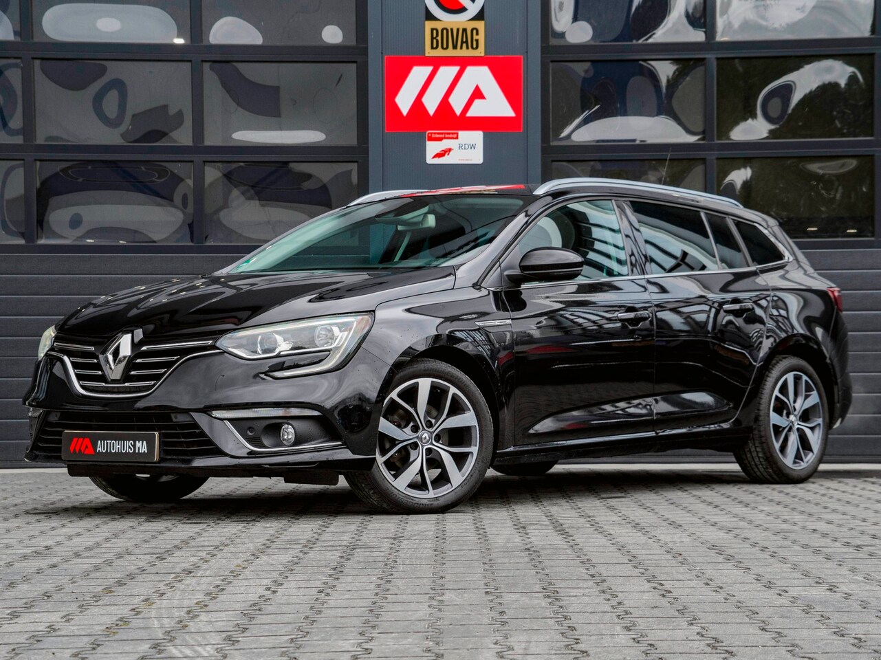 Renault Mégane Estate - 1.2 TCe Bose 130 PK l NL AUTO l BOSE l Trekhaak | Cruise control | Navi l Camera - AutoWereld.nl