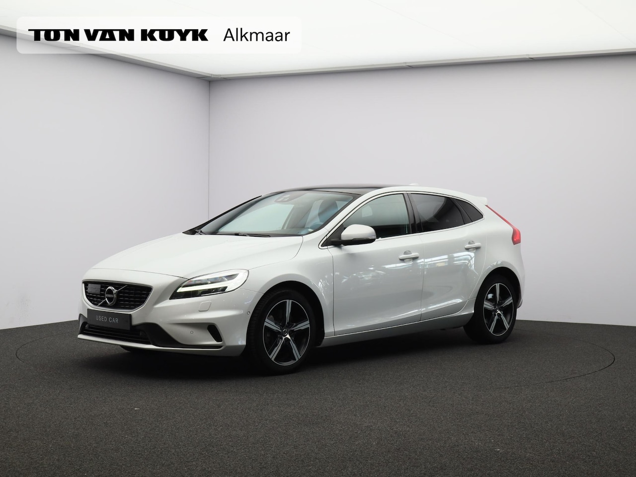 Volvo V40 - T3 Automaat Polar+ Sport R-Design / Trekhaak / Adapt. cruise / Standkachel / Elektr. bed. - AutoWereld.nl