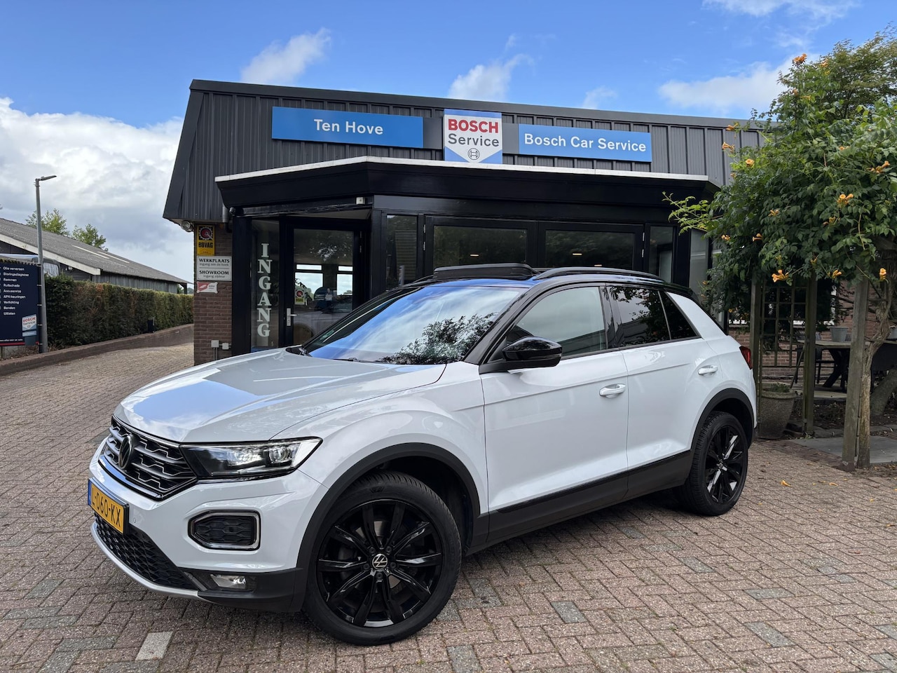 Volkswagen T-Roc - 1.5 TSI DSG Sport|BlackStyle|Pano|White-Silver Met - AutoWereld.nl