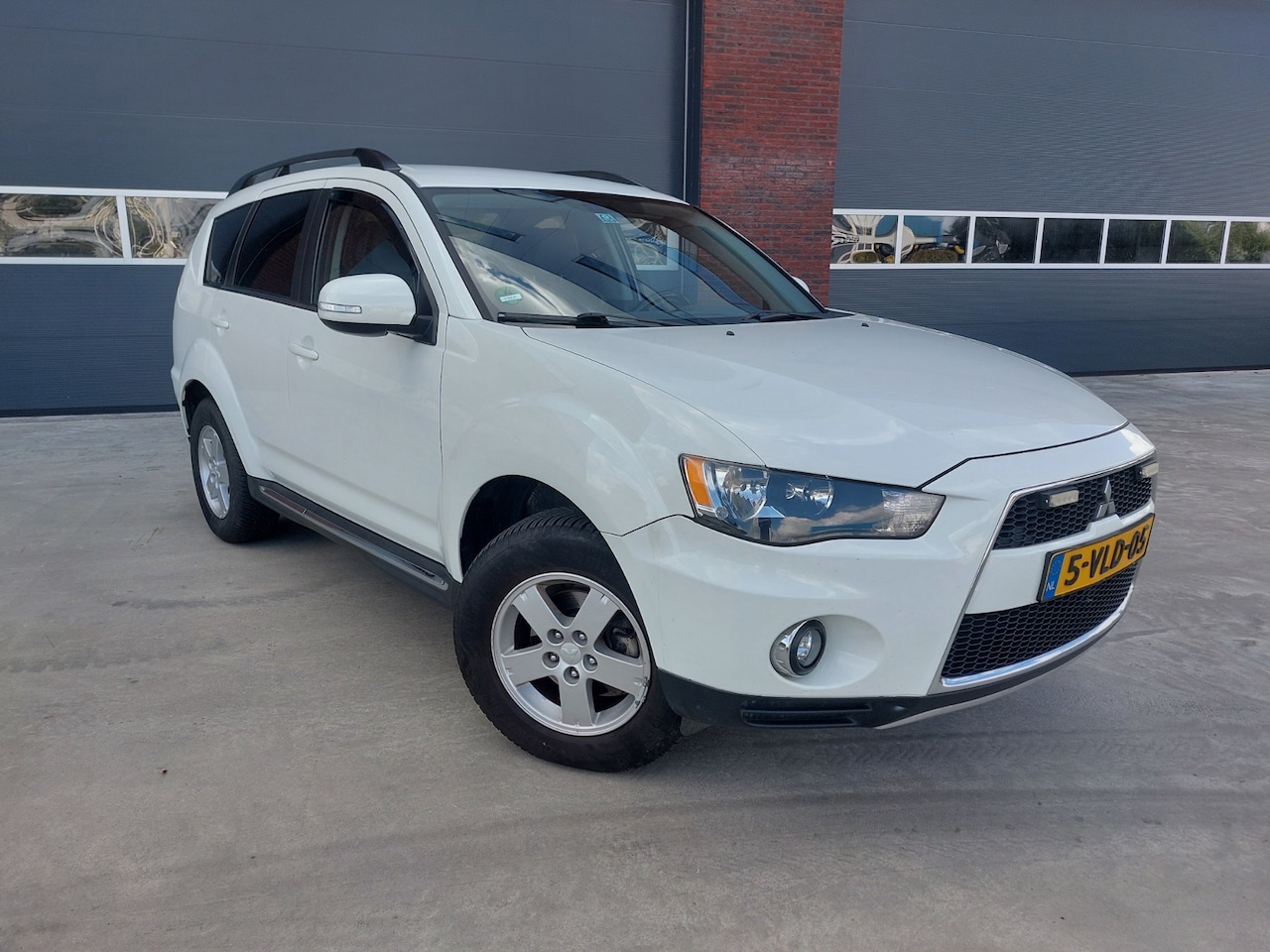 Mitsubishi Outlander - 2.2 DI-D Intense VAN 4WD Airco BTW Vrij - AutoWereld.nl