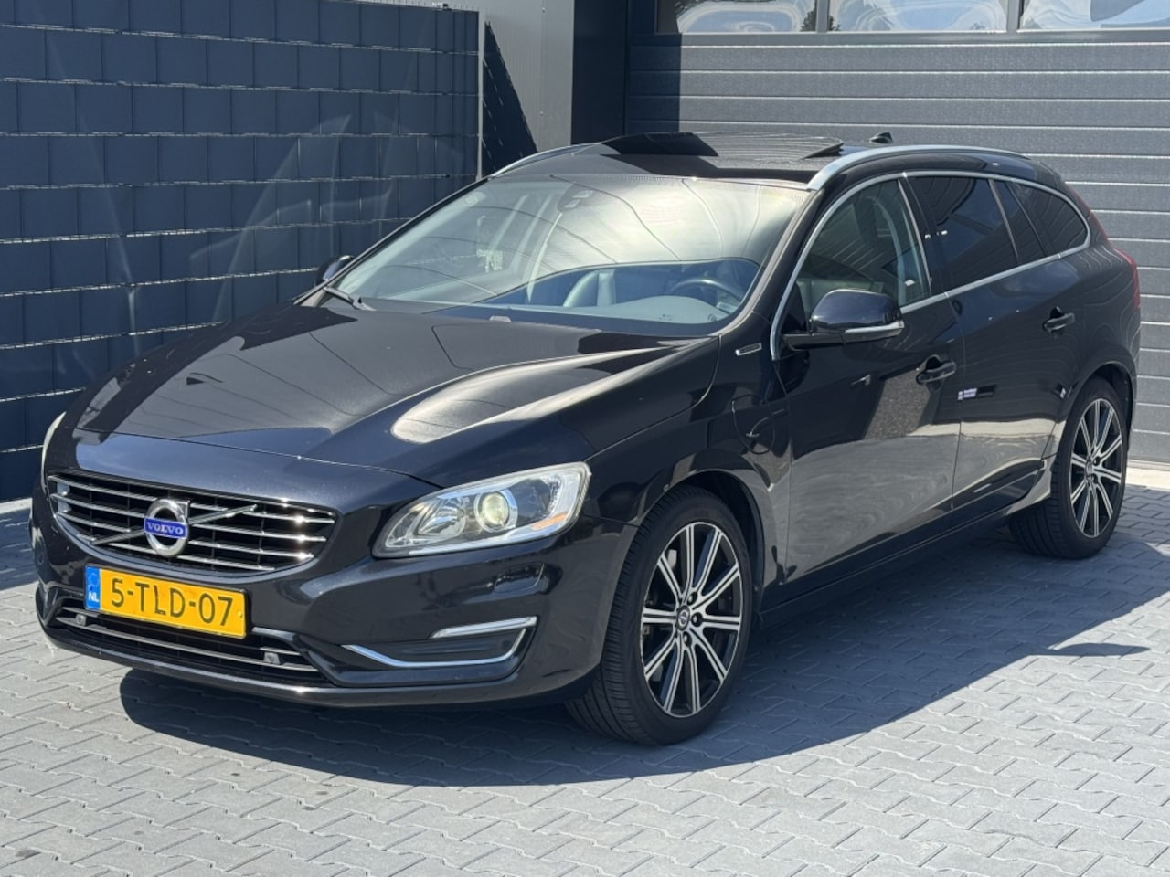 Volvo V60 - 2.4 D6 AWD Plug-In Summum *LEDER/NAVI/CAMERA - AutoWereld.nl