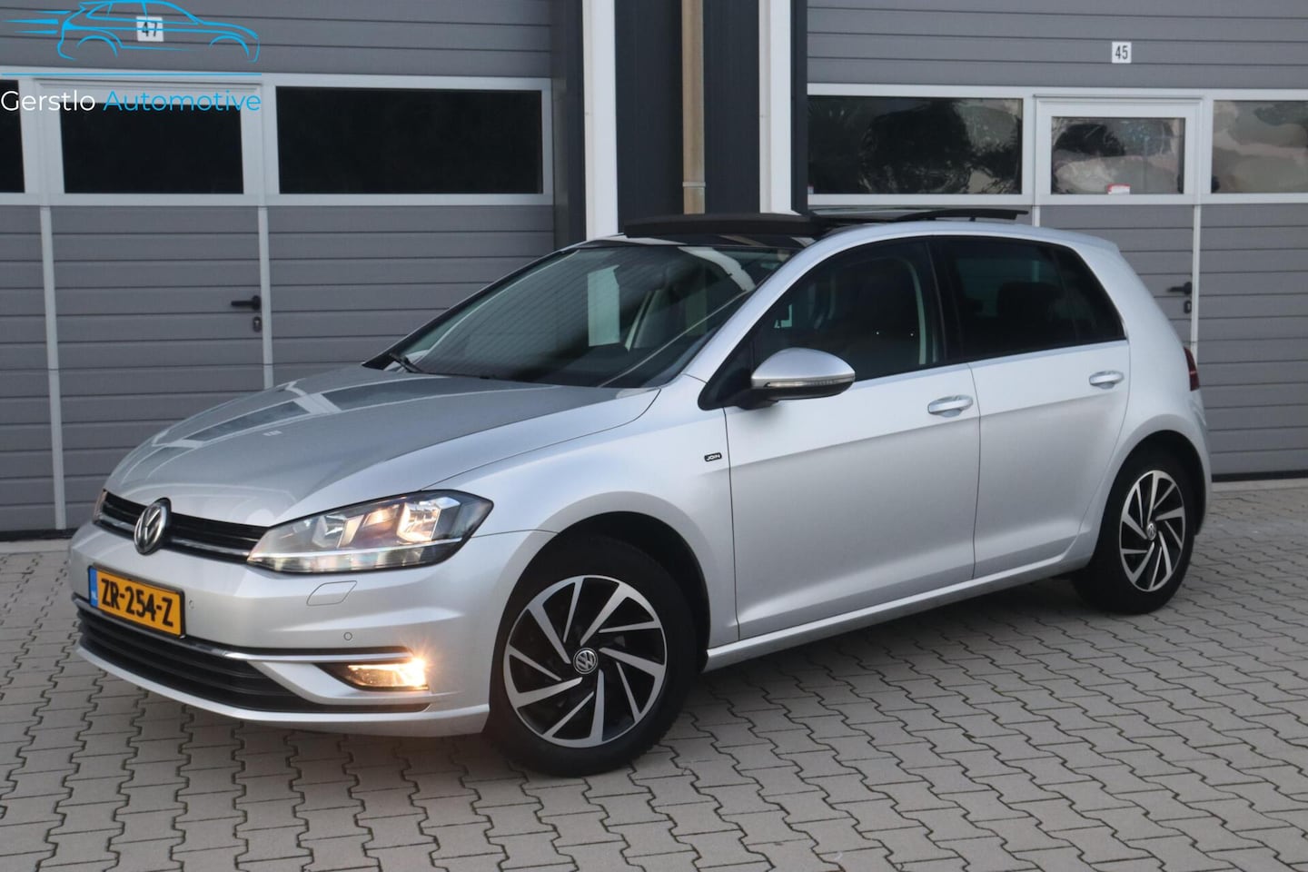 Volkswagen Golf - 1.0 TSI Highline Pano Trekhaak - AutoWereld.nl