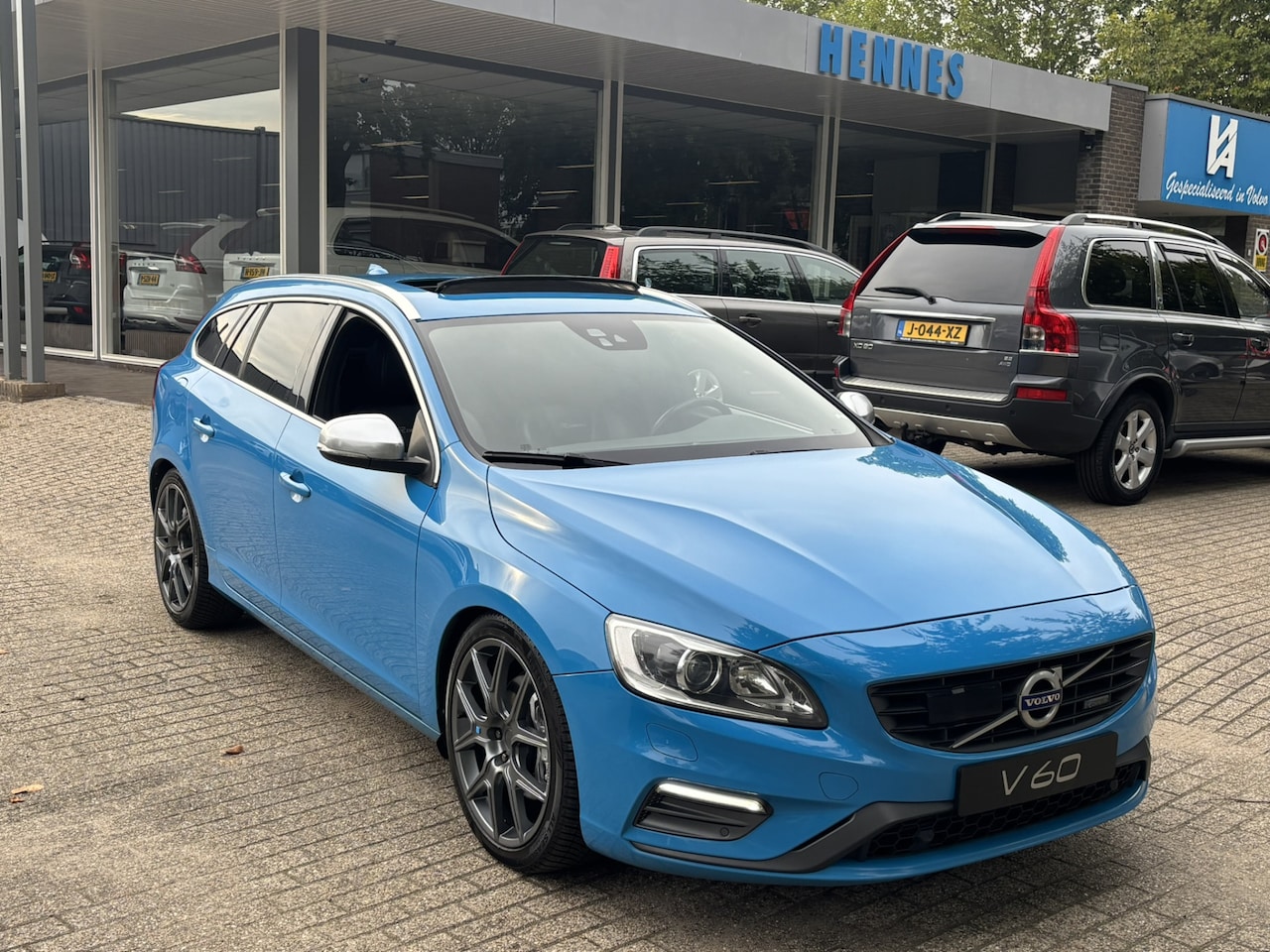 Volvo V60 - 3.0 T6 330pk AWD R-Design Polestar ACC RSE Schuifdak - AutoWereld.nl
