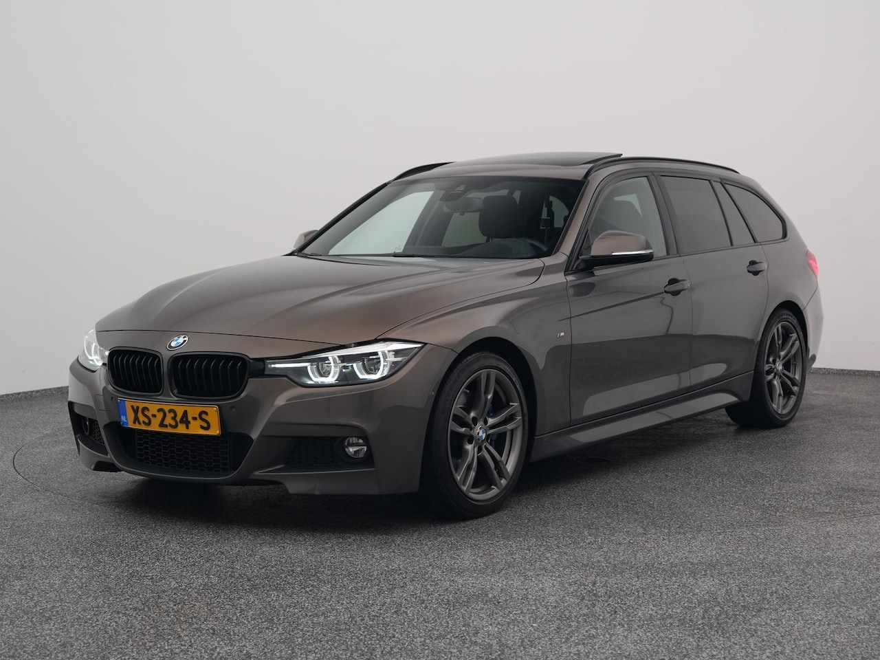 BMW 3-serie Touring - 320i Steptronic8 Touring M-Sport Edition | PANO | TREKHAAK | LEDER | STOEVERW. - AutoWereld.nl