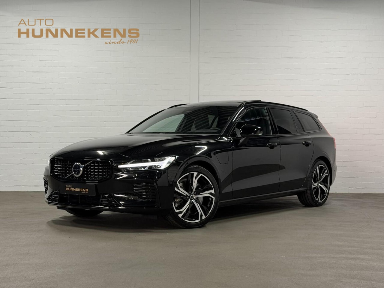 Volvo V60 - 2.0 T6 Plug-in hybrid AWD Plus Dark Open dak | Harman/Kardon | Adapt. cruise | 360 camera - AutoWereld.nl