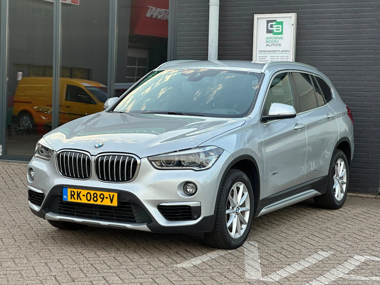 BMW X1 - SDrive18i High Executive/2de EG/NAVI/CAMERA/TREKHAAK/NL AUTO NAP!! - AutoWereld.nl