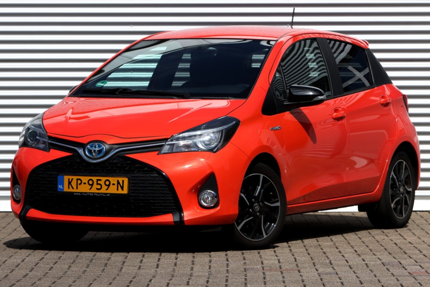 Toyota Yaris - 1.5 Hybrid Orange Sport Navi / Camera - AutoWereld.nl
