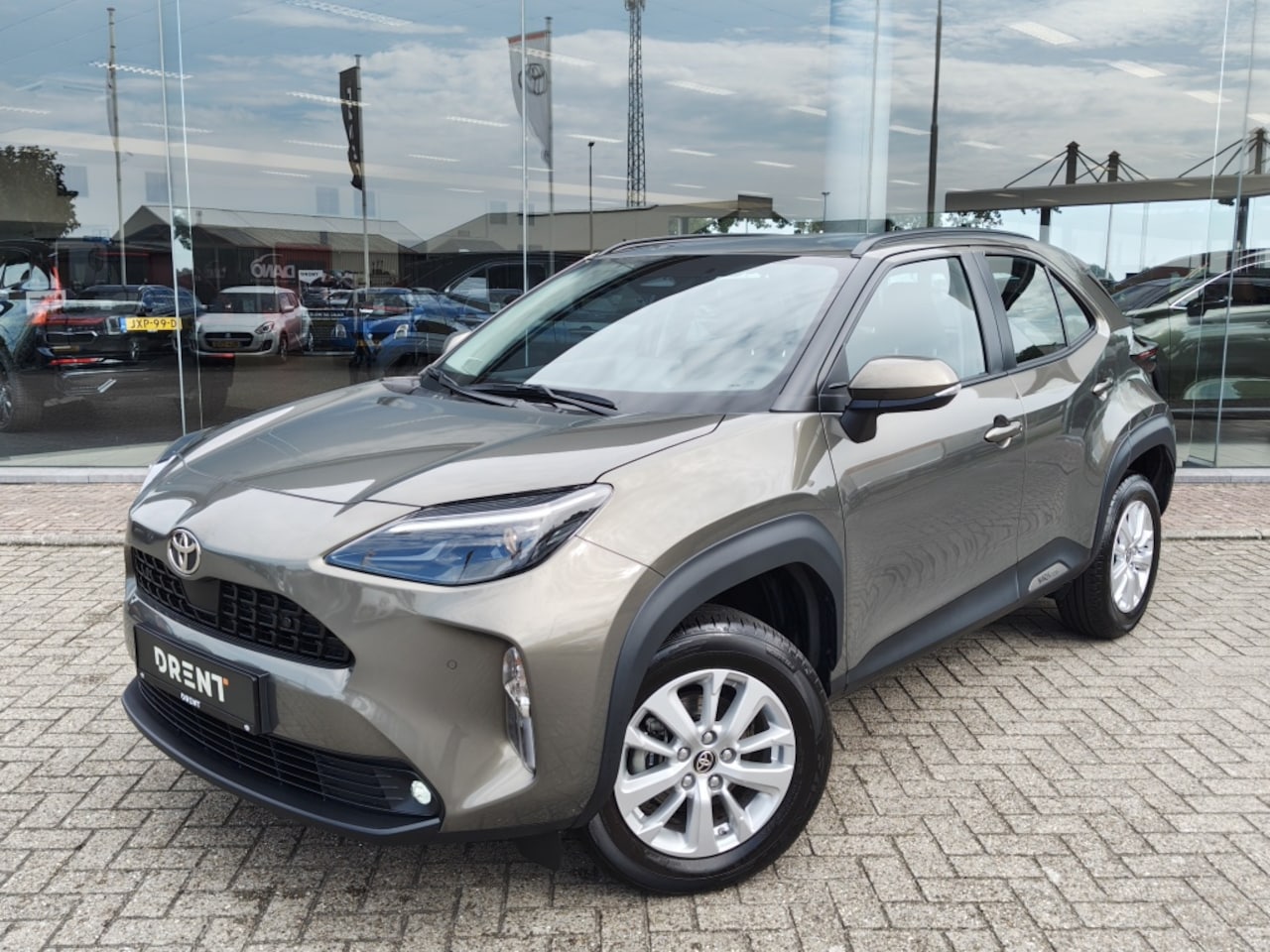 Toyota Yaris Cross - 1.5 Hybrid 115 Active plus | Sensoren v/a | Draadloze Telefoonlader | Android Auto - AutoWereld.nl