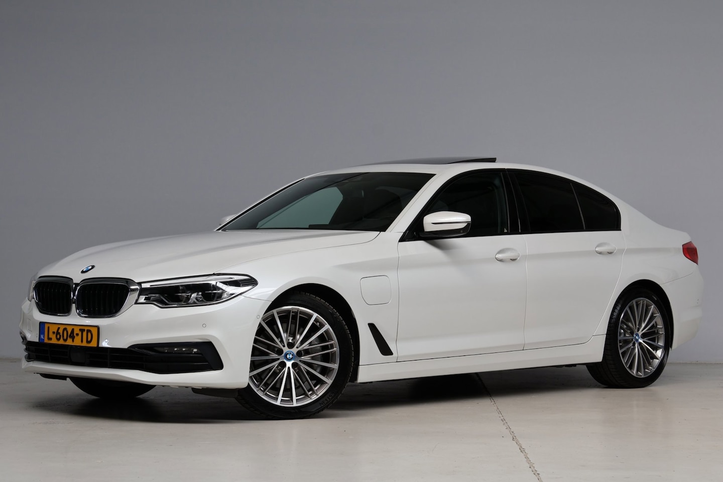 BMW 5-serie - 530e Sport Line | Bowers & Wilkins | massage | head-up | softclose | schuifkanteldak | sto - AutoWereld.nl