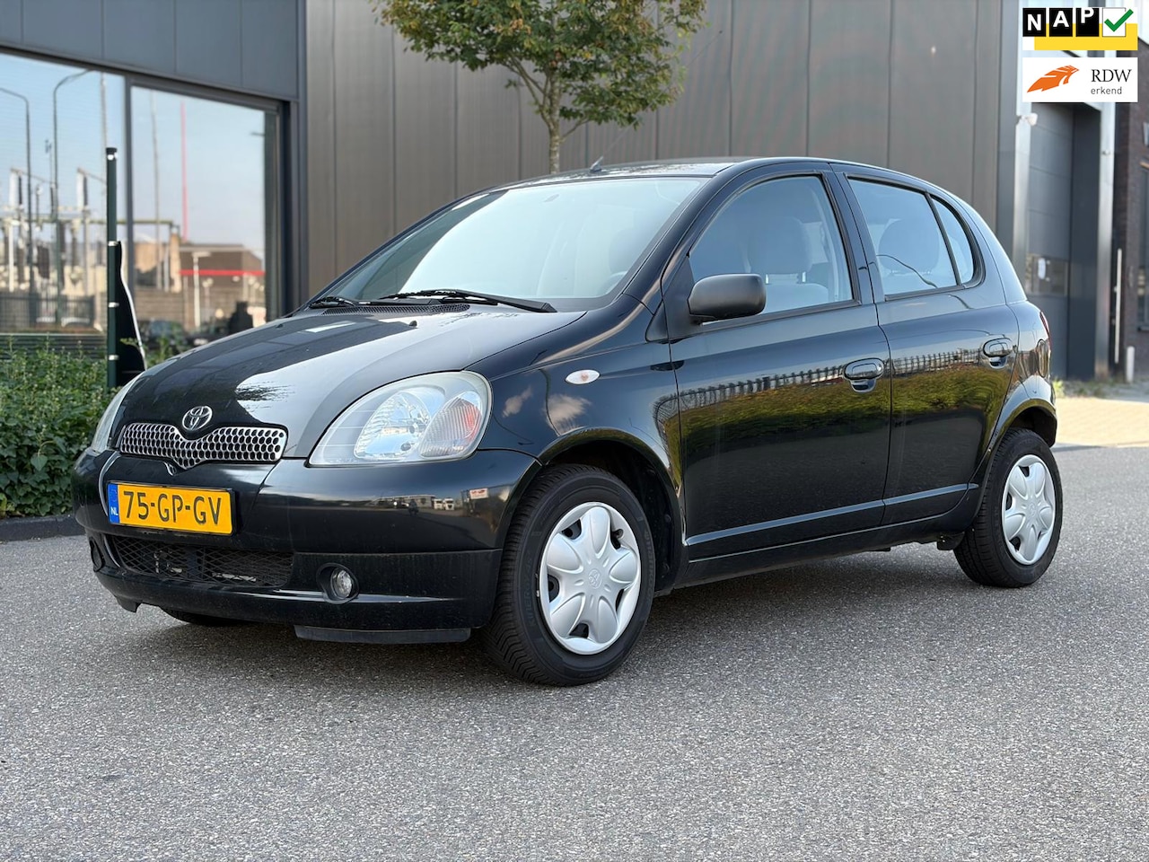 Toyota Yaris - 1.3-16V VVT-i Sol ACHTERSCHADE - AutoWereld.nl