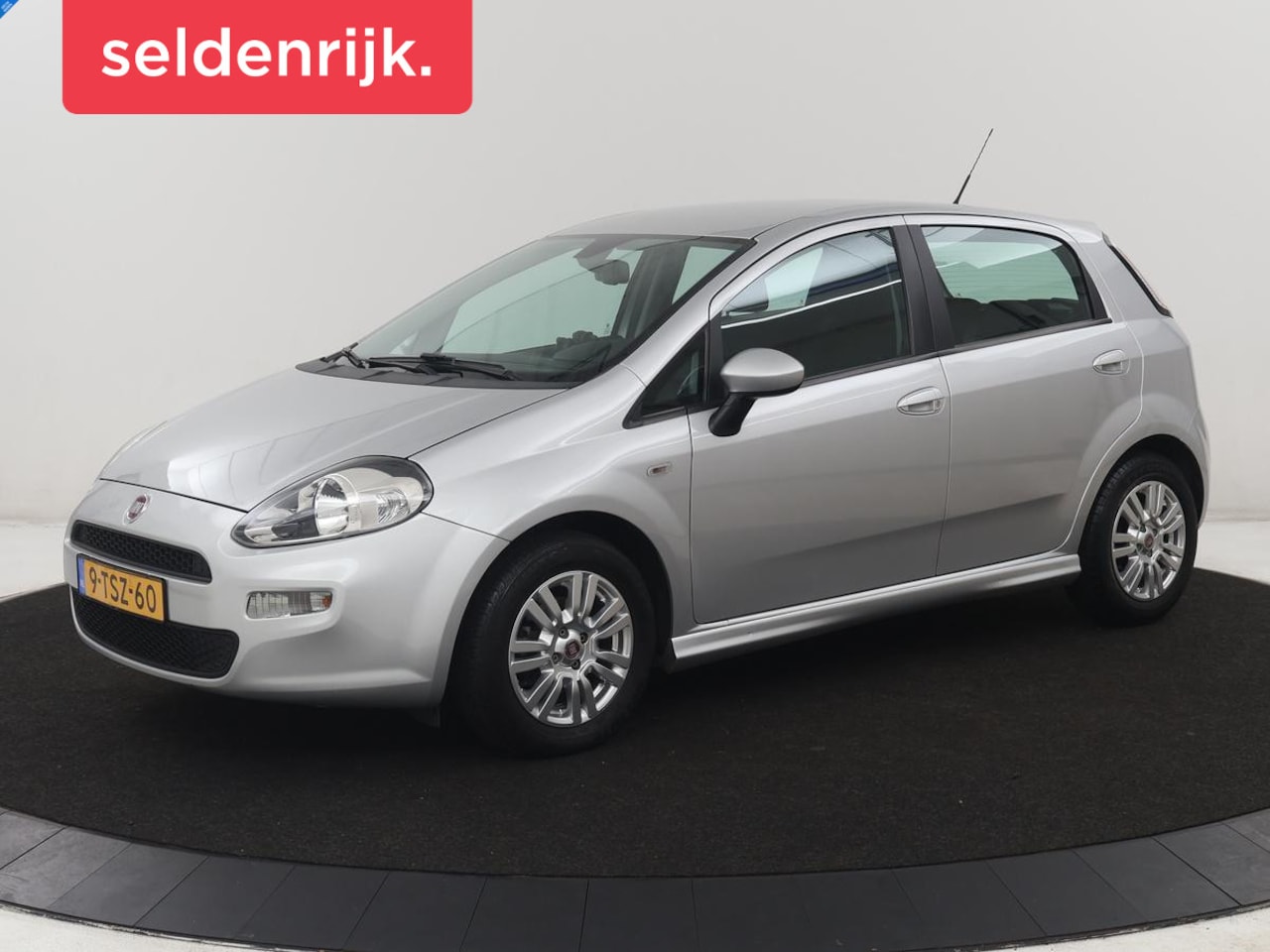 Fiat Punto Evo - 0.9 TwinAir Street | 5-deurs | Navigatie | Bluetooth | Parkeersensoren | Airco | Trekhaak - AutoWereld.nl