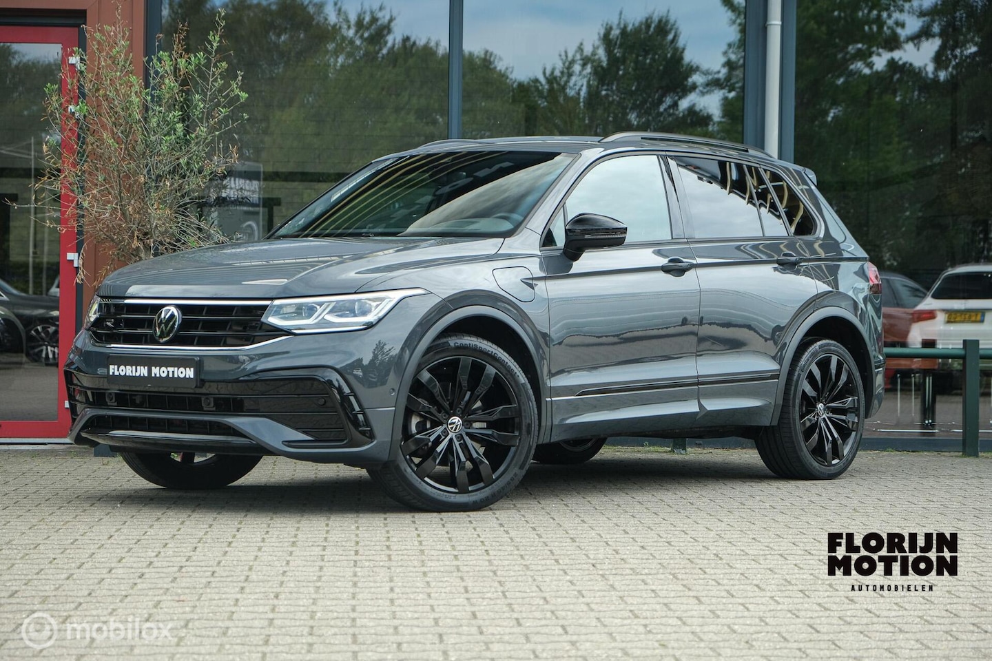 Volkswagen Tiguan - 1.4 TSI eHybrid R-Line Business+ | Leder | ACC | HUD | R-Line Black Style-pakket | Elec Tr - AutoWereld.nl
