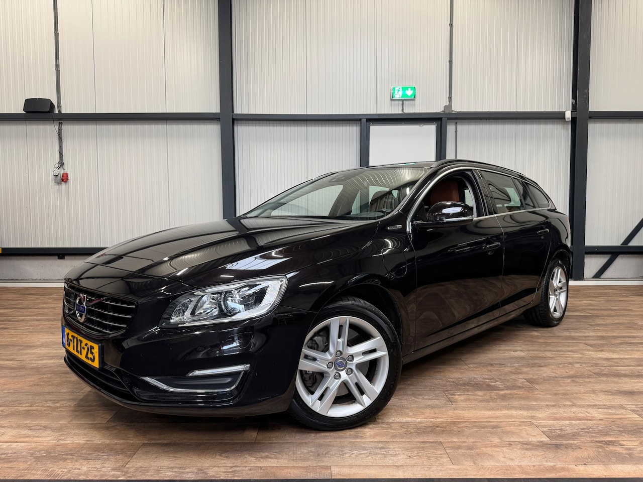Volvo V60 - 2.4 D6 AWD / SUMMUM / AD. CRUISE / LEDER / Inruil Koopje !!! ? - AutoWereld.nl