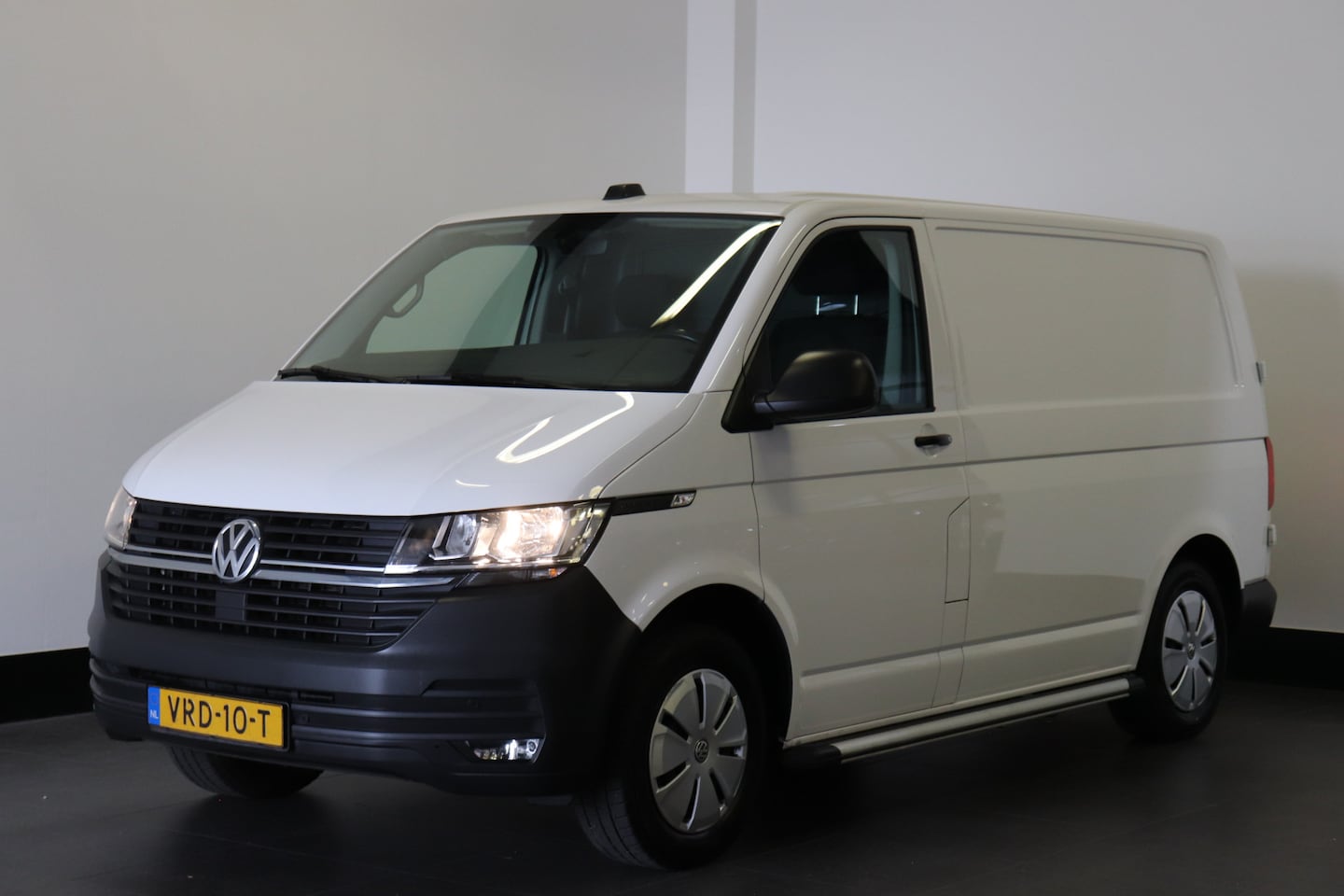 Volkswagen Transporter - 2.0 TDI 150PK EURO 6 - Airco - Cruise - PDC - € 15.900,- Excl. - AutoWereld.nl