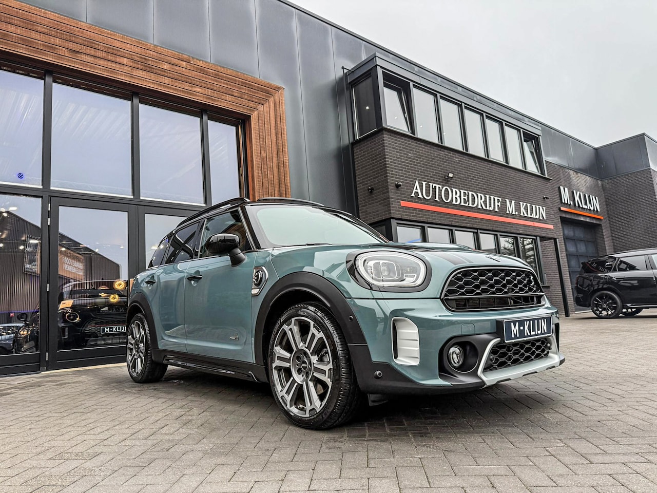 MINI Countryman - 1.5 Cooper S E ALL4 Yours Edition Sage Green/Pano/19"/Memory/Hk/Camera/Vol - AutoWereld.nl